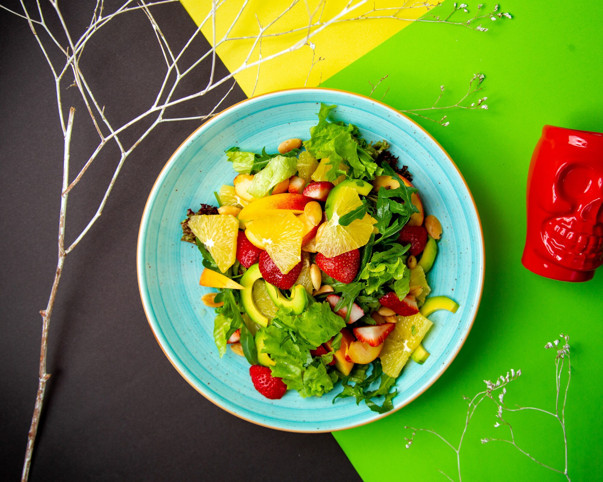Plato con ensalada nutritiva y colorida