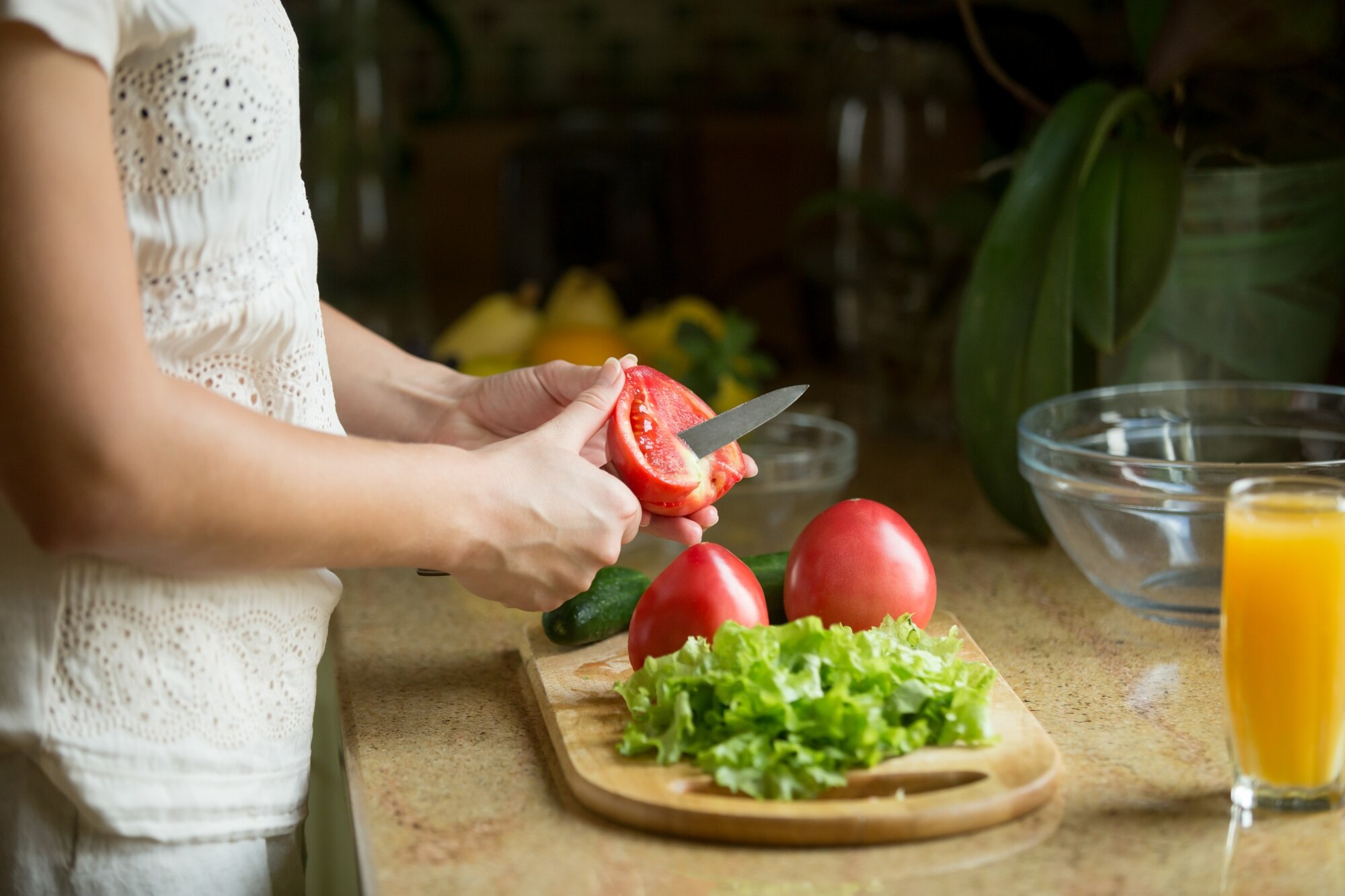 Preparación de alimentos saludables en una cocina
